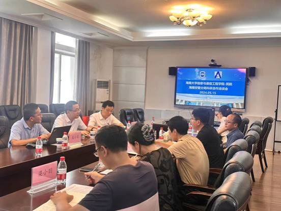 说明: 会议室里的人们 描述已自动生成